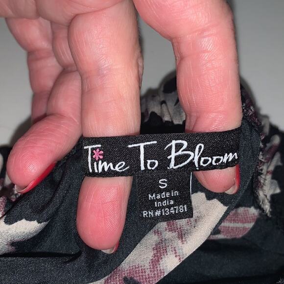 TIME TO BLOOM black flowered stretch collar top Small - Picture 4 of 5